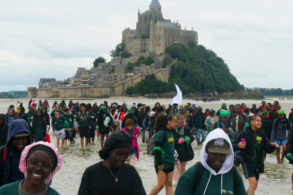 Bâtisseurs d’Espérance, les collégiens au Mont-Saint-Michel pour la Pentecôte